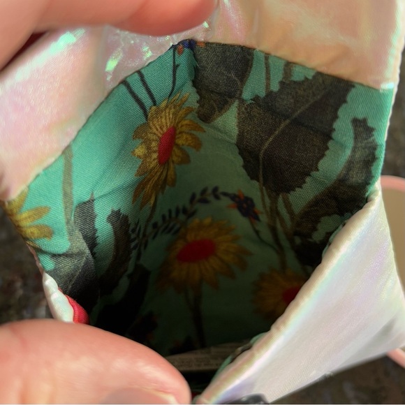 Gucci Beauty heart-shaped compact mirror with Iridescent Pouch - Picture 6 of 8